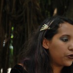 Bonny Boo se dedica a la enseñanza. Uno de los adornos que utiliza para el cabello es una mano en forma de calavera. Góticas08