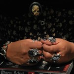Un relicario en forma de calavera es otro de los complementos que utiliza Bonny Boo. Góticas12