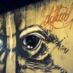 Christian, miembro del colectivo Patrimonio callejero, coloca su tag al final de la obra. Christian, miembro del colectivo Patrimonio callejero, coloca su tag al final de la obra.