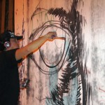 Con sus audífonos puestos, Christian, se deja llevar por la música para crear su dibujo. A él no le gusta hacer bocetos. Con sus audífonos puestos, Christian, se deja llevar por la música para crear su dibujo. A él no le gusta hacer bocetos.