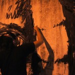 Con sus audífonos puestos, Christian, se deja llevar por la música para crear su dibujo. A él no le gusta hacer bocetos. Con sus audífonos puestos, Christian, se deja llevar por la música para crear su dibujo. A él no le gusta hacer bocetos.