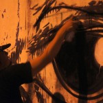 Luego de haber usado brocha y pintura, Christian utiliza el clásico spray en aerosol. Luego de haber usado brocha y pintura, Christian utiliza el clásico spray en aerosol.