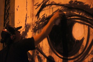 Luego de haber usado brocha y pintura, Christian utiliza el clásico spray en aerosol.