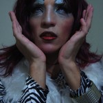 Atenea, un drag queen experto en 'bate cabelo', muestra su maquillaje.