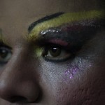 El retoque con maquillaje de manera exagerado es una de las características del arreglo de un drag queen como Darangeles Smith.