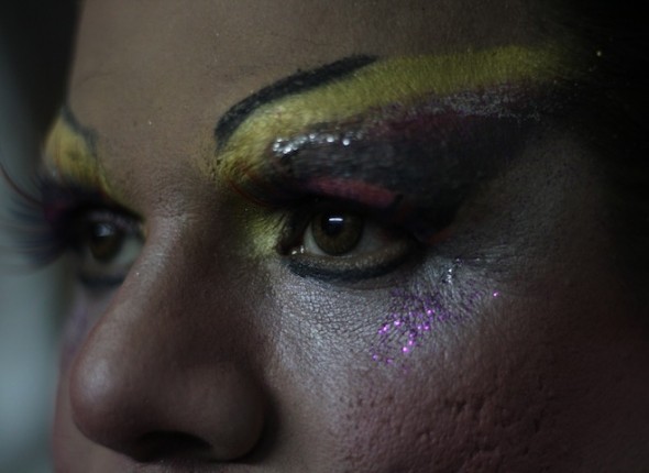 El retoque con maquillaje de manera exagerado es una de las características del arreglo de un drag queen como Darangeles Smith.