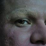 Cubrir con base sus cejas es un técnica que Darangeles ha perfeccionado. 