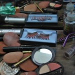 Los maquillajes que utilizan los drag queens. Las cejas postizas muy largas no pueden faltar en el ajuar de una drag queen. 
