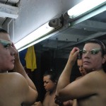 Ketsia Borosky (i), Caridee (c) y Darangeles (d) comparten el camerino durante su transformación. 