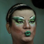 Darangeles exhibe sus labios frente al espejo de su camerino en la discoteca Zona Caliente. 