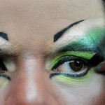 Colores fuertes como la sombra verde es parte del maquillaje de ojos que utiliza Darangeles.