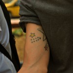 El uso de tatuajes de estrellas, dice Michael Arévalo, que no tiene nada que ver con los emos, sino que es un gusto personal. El uso de tatuajes de estrellas, dice Michael Arévalo, que no tiene nada que ver con los emos, sino que es un gusto personal.