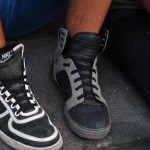 Los zapatos deportivos es una de las prendas más utilizada por los integrantes de la comunidad emo. Los zapatos deportivos es una de las prendas más utilizada por los integrantes de la comunidad emo.