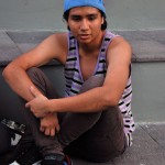 Kevin Montenegro, de 18 años, viste con diversos colores y no siempre usa tonalidades oscuras como comúnmente se piensa que visten los emos. Kevin Montenegro, de 18 años, viste con diversos colores y no necesariamente con tonalidades oscuras como comúnmente se piensa que visten los emos.