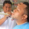 Aurelio Bohórquez da forma a la barba y patillas de Pedro Morán en la Peluquería Mi Alborada.