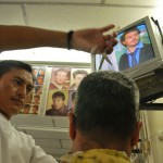 Ángel Orlando Yuca también corta estilos tradicionales a sus clientes de la Peluquería Mi Alborada. 
