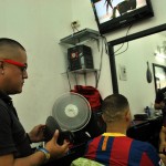 Marco Yáñez muestra a Darwin Coronel como le quedo su corte blowout.