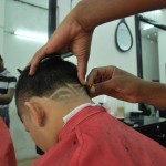 A Luis Valencia, de 27 años, le encanta ser peluquero porque le permite crear y además tiene un horario flexible para estudiar odontología.
