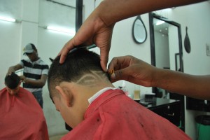 A Luis Valencia, de 27 años, le encanta ser peluquero porque le permite crear y además tiene un horario flexible para estudiar odontología. A Luis Valencia, de 27 años, le encanta ser peluquero porque le permite crear y además tiene un horario flexible para estudiar odontología.
