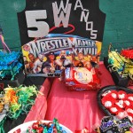 La piñata también tenía motivos alusivos a la lucha libre. La piñata también tenía motivos alusivos a la lucha libre.