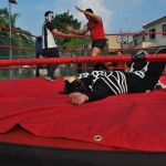 El 'tramposo' árbitro Macho Macías (i) y Hummer (d) festejan haber derrotado a Kalaka, quien luce desmayado sobre el ring. El 'tramposo' árbitro Macho Macías (i) y Hummer (d) festejan haber derrotado a Kalaka, quien luce desmayado sobre el ring.