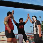 Hummer (i) y Coyote (c) son proclamados campeones por el 'tramposo' árbitro Macho Macías. Hummer (i) y Coyote (c) son proclamados campeones por el 'tramposo' árbrito Macho Macías.