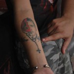 Victor Machuca, quien interpreta a Súper Boy, muestra el tatuaje que se hizo en honor a Rey Misterio y Eddy Guerrero, dos de sus luchadores favoritos. Victor Machuca, quien interpreta a Súper Boy, muestra el tatuaje que se hizo en honor a Rey Misterio y Eddy Guerrero, dos de sus luchadores favoritos.