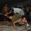 Exodia vence con una americana a Ryder durante un entrenamiento en la escuela de lucha libre Row.