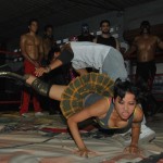 Exodia vence con una americana a Ryder durante un entrenamiento en la escuela de lucha libre Row. Exodia vence con una americana a Ryder durante un entrenamiento en la escuela de lucha libre Row.