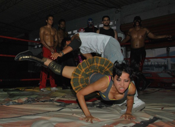 Exodia vence con una americana a Ryder durante un entrenamiento en la escuela de lucha libre Row.