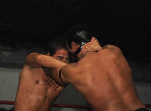 JCM (i) y Mutilador (d) se enfrentan durante un entrenamiento en la escuela de Lucha Libre Row. JCM (i) y Mutilador (d) se enfrentan durante un entrenamiento en la escuela de Lucha Libre Row.
