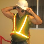 Un casco blanco, un chaleco reflectivo y gafas forman parte del traje de constructor que Chris usa en sus presentaciones. Un casco blanco, un chaleco reflectivo y gafas forman parte del traje de constructor que Chris usa en sus presentaciones.