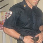 El traje de policía es uno de los más solicitados por las clientes que lo contratan para las presentaciones. El traje de policía es uno de los más solicitados por las clientes que lo contratan para las presentaciones.