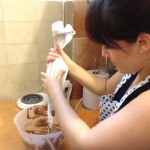 Sarah Vélez durante la preparación de uno de sus postres veganos. Sarah Vélez durante la preparación de uno de sus postres veganos.