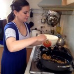 Emmeline Manzur durante la preparación de un ceviche de champiñones y unos tomates rellenos con carne de soya y arroz. Emmeline Manzur durante la preparación de un ceviche de champiñones y unos tomates rellenos con carne de soya y arroz.