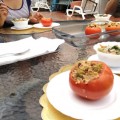 Como plato fuerte se sirvieron los tomates rellenos con carne de soya. La textura del champiñón en el ceviche es muy similar a la del calamar o la concha de manglar.