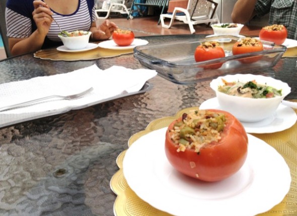 Como plato fuerte se sirvieron los tomates rellenos con carne de soya. La textura del champiñón en el ceviche es muy similar a la del calamar o la concha de manglar.