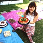 Sarah Vélez muestra orgullosa la tarta de frutas que preparó. Ella aporta al veganismo con la venta de postres hechos completamente con productos vegetales. Sarah Vélez muestra orgullosa la tarta de frutas que preparó. Ella aporta al veganismo con la venta de postres hechos completamente con productos vegetales.