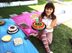 Sarah Vélez muestra orgullosa la tarta de frutas que preparó. Ella aporta al veganismo con la venta de postres hechos completamente con productos vegetales.
