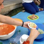 Emmeline Manzur en la preparación del encebollado de yuca. Ella aplica el veganismo en su vida desde el 2007. Emmeline Manzur en la preparación del encebollado de yuca. Ella aplica el veganismo en su vida desde el 2007.
