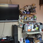 El cuarto de Andrés Milán luce desordenado, pero el espacio para sus videojuegos se mantiene pulcro. El cuarto de Andrés Milán luce desordenado, pero el espacio para sus videojuegos se mantiene pulcro.