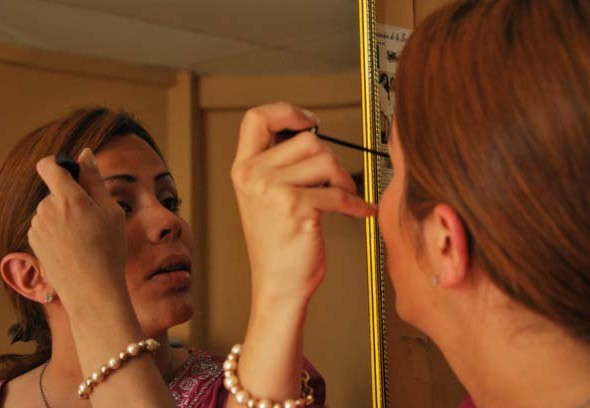 María Sol se aplica rimel en las pestañas.