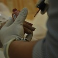 Por petición de los familiares Katiria Mejía pinta las uñas de una fallecida.