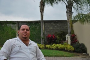 Leonel Mera trabaja en Parque de la Paz como coordinador de servicios funerarios. Aprendió a formolizar en un curso de tanatopraxia.