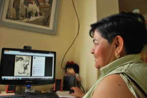 Norma Cepeda mira la foto de su padre que tiene en su cuenta Facebook. Su padre falleció hace cuatro meses.