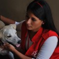 Jordana Valverde junto Blanquita, a quien encontró mientras recorría la ciudad. La perrita necesita alguien que la adopte.