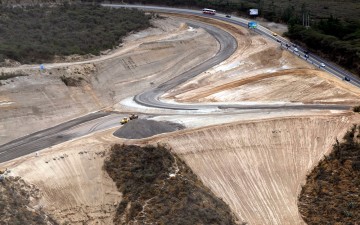 Construyen vía al Mariscal Sucre