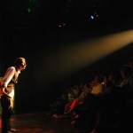 Víctor Aráuz durante su presentación en ¡Monologueros, humor en gajo! en la sala Experimental del Teatro Centro de Arte.