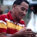 Carlos Astudillo llega al circo Sitio Nuevo en Santa Elena. Una paloma forma parte de su show como payaso.