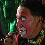 Carlos Astudillo delinea cuidadosamente su barbilla para crear al payaso Fresco Solo.
